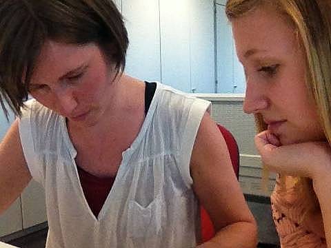 Eine Lehrende und eine Schülerin arbeiten zusammen