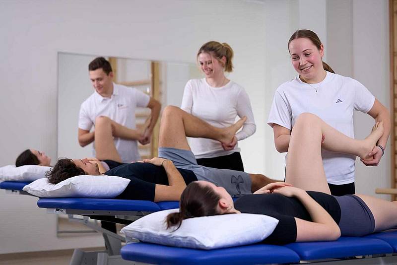 © HCW/Schedl 6 Studierende praktizieren in 2er Gruppen therapeutische Übungen