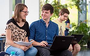 © APA-Fotoservice-Schedl Personen arbeiten gemeinsam am Laptop