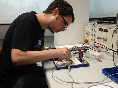 Ein Studierender der FH gesellt sich zur Gruppe und nimmt an den Versuchen Teil