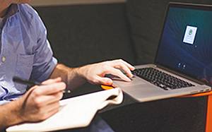 Person arbeitet an Laptop