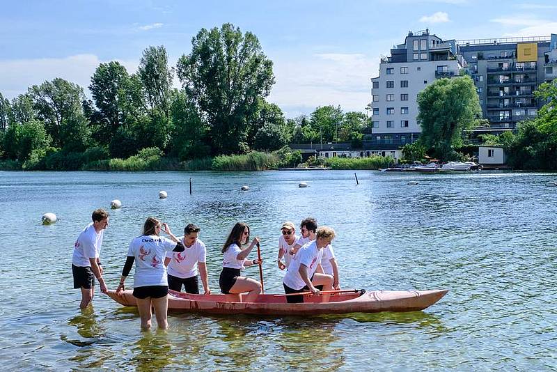 © HCW Studierende lassen ein Kanu zu Wasser