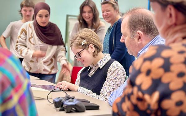 © Hochschule Campus Wien Personen sitzen an einem Tisch und schauen in ein Tablet