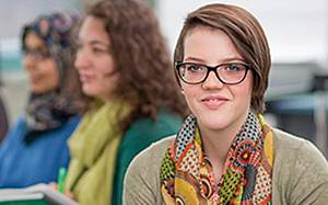 FH Campus Wien/Schedl Frau Blickt lächelnd in die Kamera