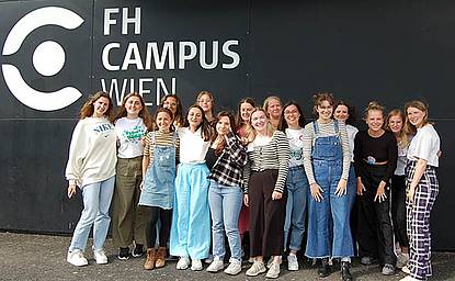 (c) Stefan Grundtner Gruppenfoto mit Studierenden