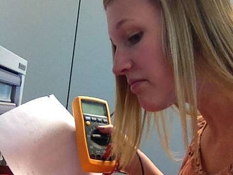 Schülerin schaut leicht verwirrt auf ihre Arbreit