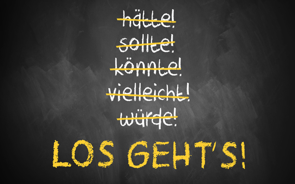 © Coloures-pic/fotolia.com Kreidetafel mit der Aufschrift Los Gehts