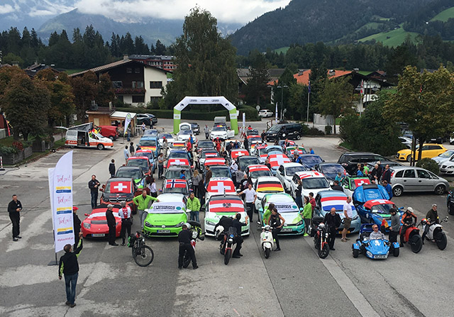 © WAVE Austria Autos am Start einer Rallye im Hintergrund ein Landhaus und Berglandschaft