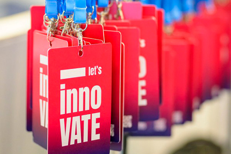 © Innovate/Marko Kovic Laynards mit Innovate-Teilnahmepass hängen herunter