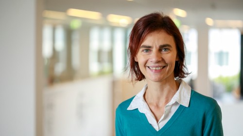 © HCW/Diesner Lächelndes Portraitfoto von Angelika Obermayr