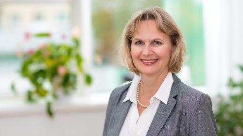 Susanne Fesl © HCW/Schedl Lächelndes Portraitfoto Susanne Fesl