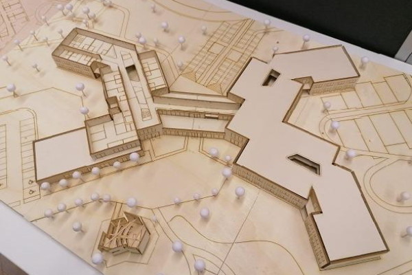 Holzmodell einer Wohnhausanlage