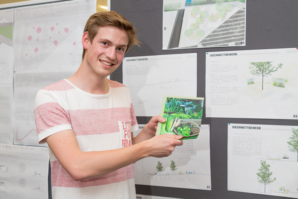 Studierender vor Pinnwand