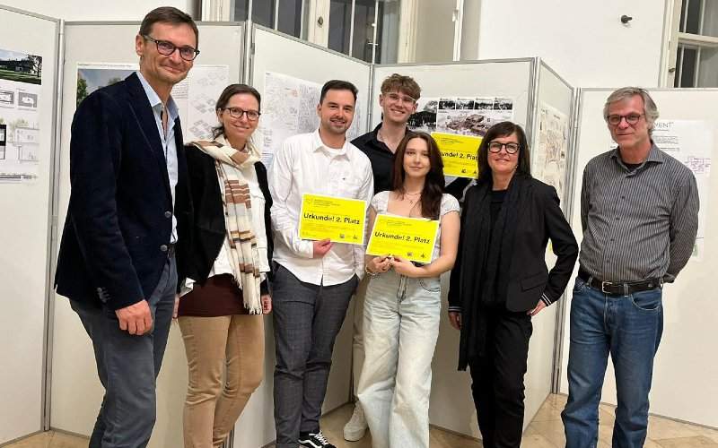 © HCW / Bodvay Studierende des Bachelorstudiums zeigen Ihre Urkunden für den 2. Platz