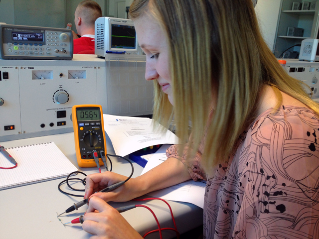 Die Schülerin versucht die Messung nachzustellen