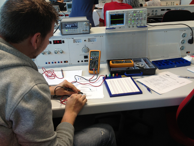 Eine andere Lehrperson misst etwas mit einem Elektronischen Gerät