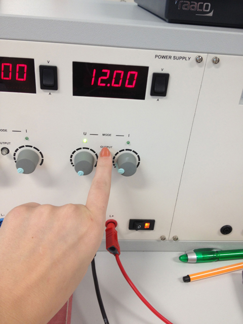 Die Schülerin zeigt der Kamera die Gerätschaft, mit der sie arbeiten