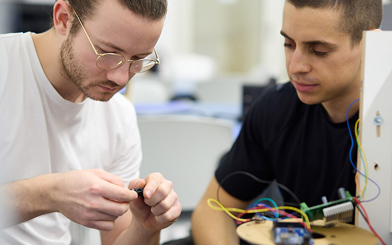 Studierende arbeiten im Labor