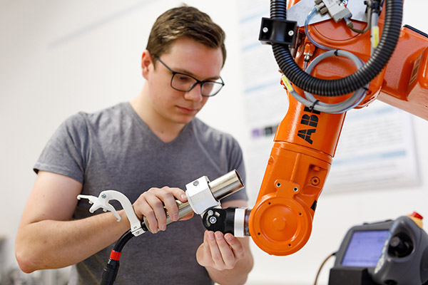 © HCW/Schedl Person arbeitet an einem Gerät