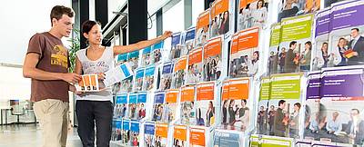 Mann und Frau beim Aussuchen von Broschüren