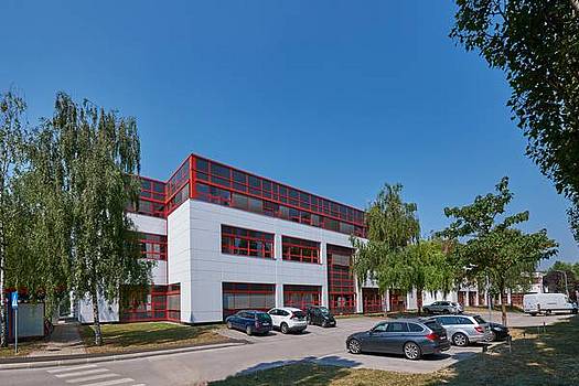 © Westcore Außenansich des High Tech Campus Vienna mit rot weißer Fassade