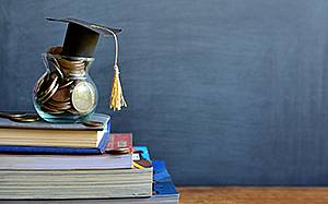 (C) ITTIGallery/Shutterstock.com Bücher mit Geld