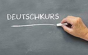 (c) Maren Winter/Shutterstock.com Wortlaut Deutschkurs auf Tafel geschrieben