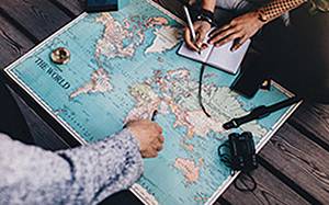 Jacob Ammentorp L/Fotolia Hände zeigen auf Weltkarte