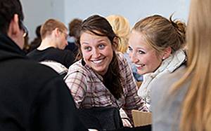 APA-Fotoservice/Schedl Personen lächeln einander an