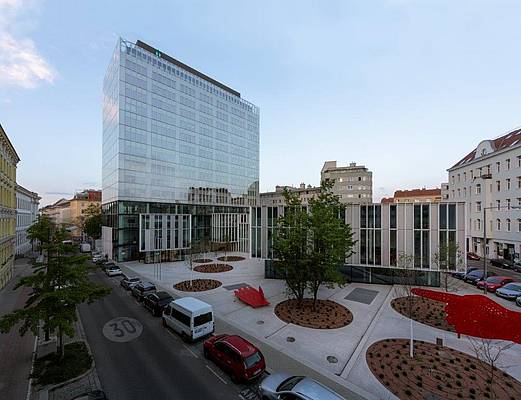 Vinzentinum Wien © Wolfgang Thaler Ein hoher Neubau mit einer Flächendeckenden Glas Fassade ist abgebildet.