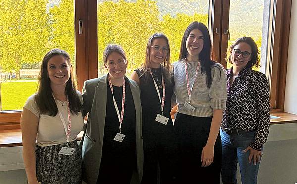 © HCW/privat 5 Personen stehen vor einem Fenster