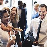 Rawpixel.com/shutterstock.com Personen im Gespräch