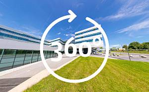 FH Campus Wien/Schedl Außenfassade der F H Campus Wien von einem Kreis mit Pfeil und 360 überlagert