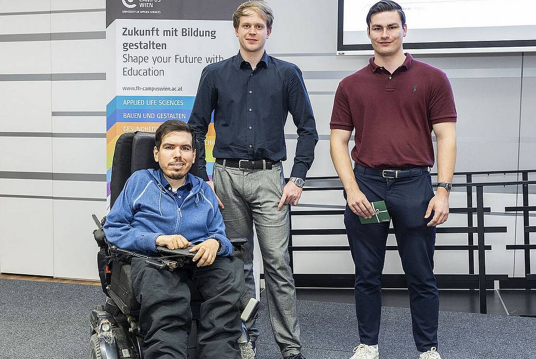 © HCW / Dujmic Das Team vom StartUp "Realplex" vor einem Banner der Hochschule Campus Wien