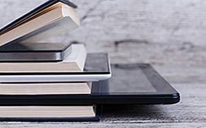 (c) Alfa Photostudio Bücher und Laptop