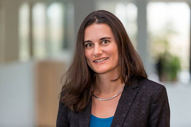 © HCW/Schedl Portraitfoto von Nina Hover-Reisner in schwarzem Blazer