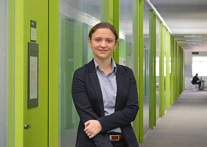 Agnes Sturma Portrait von Agnes Sturma in helgrünem Gang