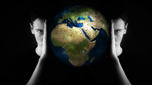 © geralt | pixabay.com Ein Globus schwebt zwischen zwei Händen vor einem dunklen Hintergrund.