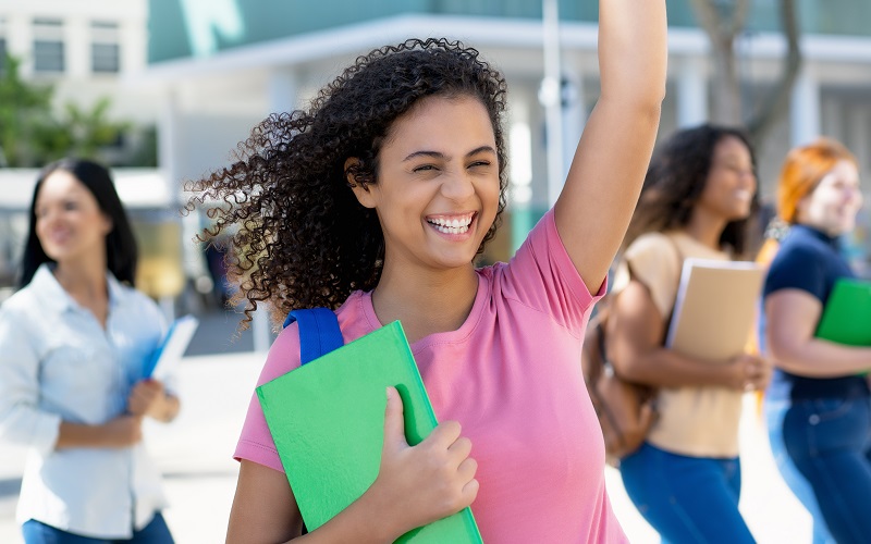 © 2023 Daniel M Ernst/Shutterstock Gut gelaunte Studierende vor Hochschulgebäude