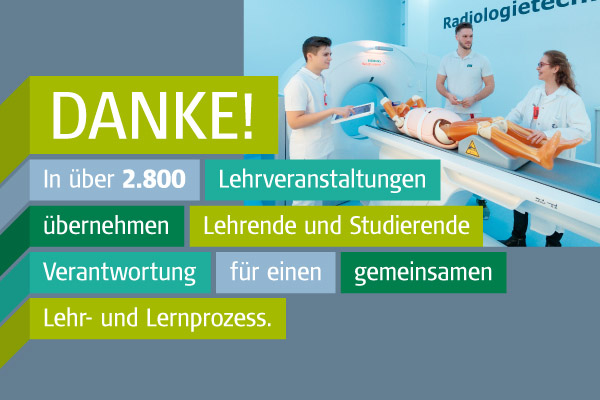 © HCW Bild von Studierenden im Radiologietechnologie Funktionsraum mit Text: Danke! In über 2800 Lehrveranstaltungen übernehmen Lehrende und Studierende Verantwortung für einen gemeinsamen Lehr und Lernprozess