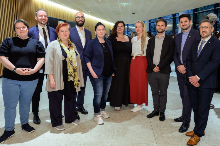 © HCW/Leitner eine Gruppe von Personen im Foyer der HCW