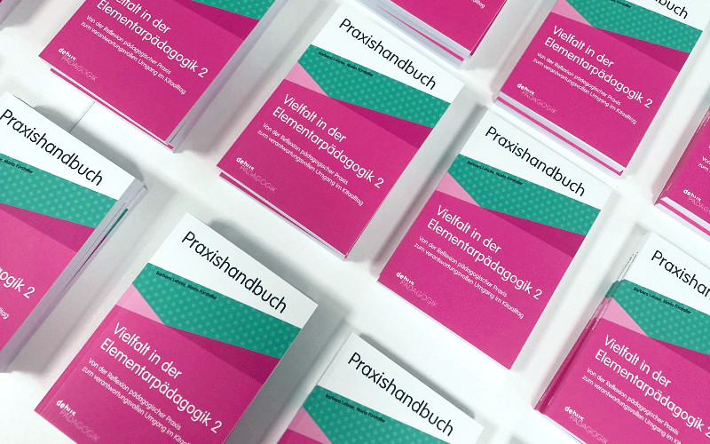 Praxishandbuch Vielfalt in der Elementarpädagogik @ FH Campus Wien Viele Bücher nebeneinander