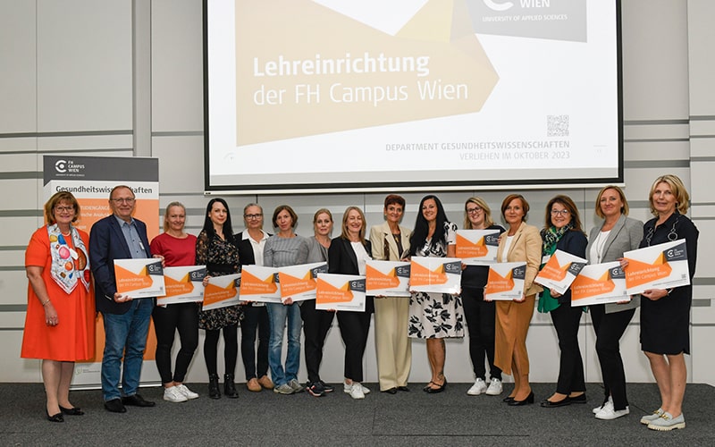 © HCW/Odorizzi Gruppenfoto der Praxisgeber*innen mit Lehreinrichtungstafeln