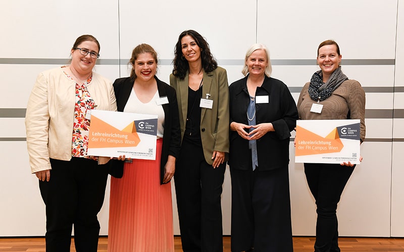 © HCW/Odorizzi Gruppenfoto mit fünf Personen wovon zwei eine Lehreinrichtungstafel halten