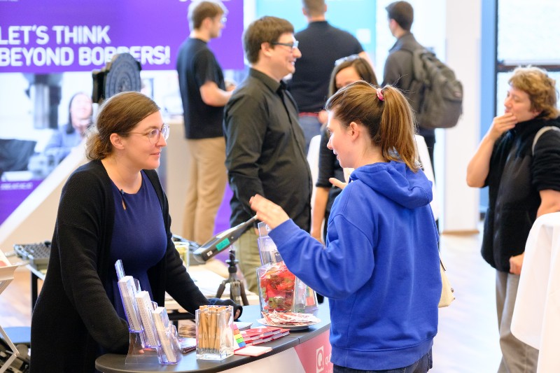 © HCW/Leitner Studierende informieren sich bei den Aussteller*innen der Job- und Karrieremesse Technik 2024.