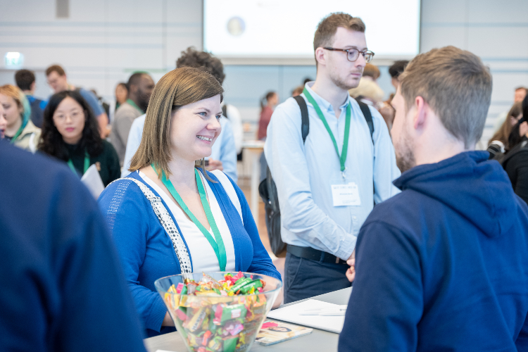 © Hochschule Campus Wien/Lederer Messebesucher*innen am Infostand.