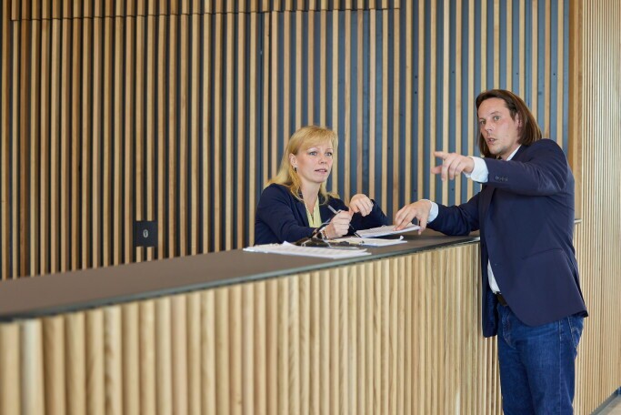 Empfangsmitarbeiter*in, 1. Bild