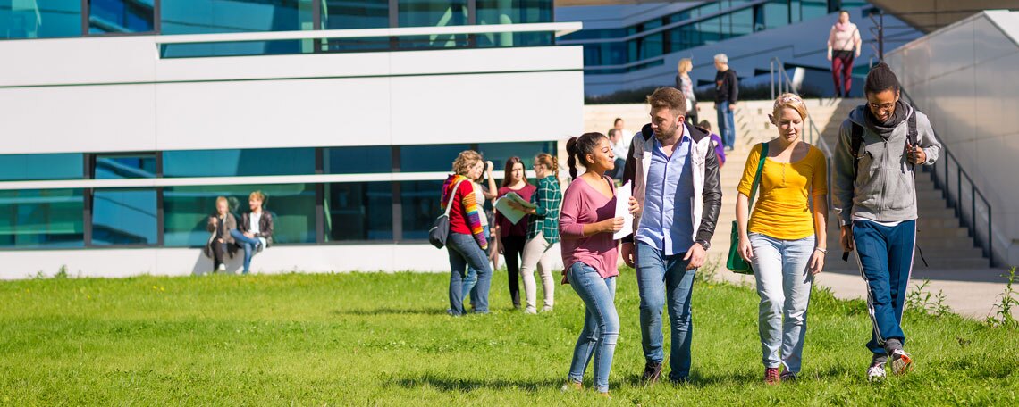 Mitarbeiter*in in der Abteilung Gender & Diversity Management, 1. Bild